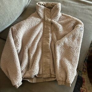 Vuori cropped fleece jacket.